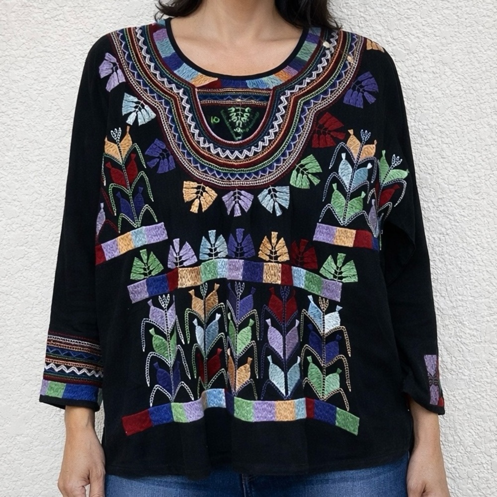 Chasensully Embroidered Top. Size M. NWT